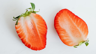 Strawberry halves green stem gradient - a strawberry free wallpaper