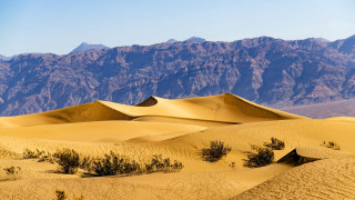 Desert mountains blue sky clouds 2 - a blue sky in the foreground free wallpaper