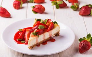 Cheesecake strawberries blurry food photography - strawberry free wallpaper for desktop