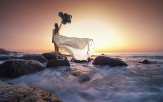 Woman rocks ocean balloons white - brooke shaden free wallpaper