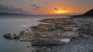 Sunset rocky beach mountains city - andrew geddes free wallpaper