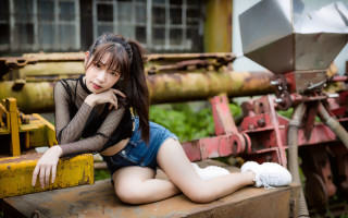 Woman sitting bench machine building - du qiong free wallpaper