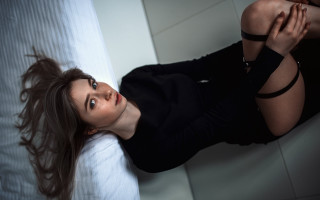 Woman bed crossed portrait elina - arabesque free wallpaper