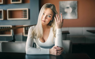 Serious woman portrait 3d blurry - eye contact free wallpaper