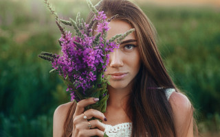 Woman holding flowers serious portrait - anna hotchkis free wallpaper