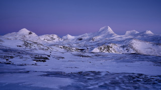 Snowy mountains dusk purple sky - a purple sky above free wallpaper