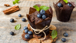Blueberry muffin cinnamon wooden table - a wooden table free wallpaper for desktop