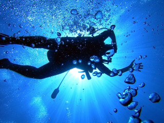 Swimming bubbles sunbeam blue sky - underwater free wallpaper