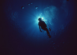 Scuba diver swimming light bubbles - aquirax uno free wallpaper