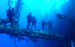 Scuba divers wooden bridge ocean - exekia free wallpaper