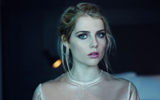 Woman blue eyes white dress - de stijl free wallpaper