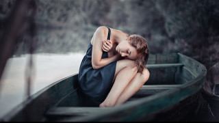 Woman sitting boat lake rain - anka zhuravleva free wallpaper