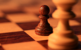 Chessboard pawn wood blurry background - depth of field free wallpaper