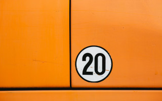 Number20 yellow wall white circle - iso 200 free wallpaper