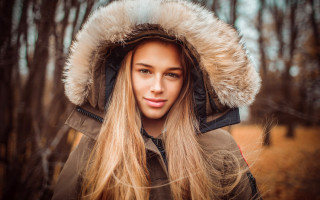 Eszter mattioni portrait woods blonde - jacket free wallpaper