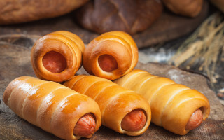 Hot dogs bun wooden table - a bun free wallpaper for desktop