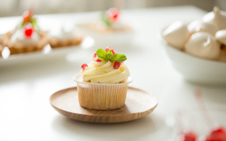 Cupcake white frosting green leaf - white frosting free wallpaper