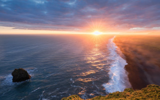 Sunset ocean rock reflection sunrise - a sunset over the ocean free wallpaper