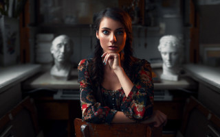 Woman sitting statues desk laptop - studio portrait free wallpaper for desktop