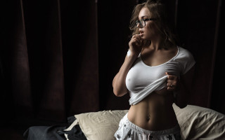 Woman white top shorts dark 2 - white shorts free wallpaper