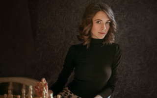 Woman chess arabesque portrait studio - studio portrait free wallpaper