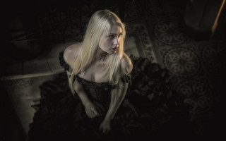Blonde woman gothic black dress - a dark room free wallpaper for desktop