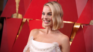 Woman smiling red carpet white - facial muscle free wallpaper