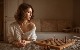 Romanticism bareshoulders chessportrait photorealistic indoor - the floor behind her free wallpaper