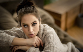 Woman bun couch eyecontact photorealistic - eye contact free wallpaper