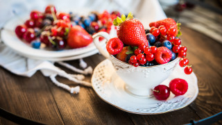 Berries plate strawberries table cloth - a cloth free wallpaper