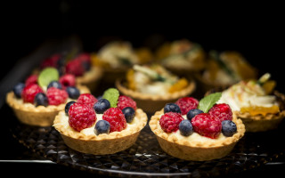 Food fruit cupcake tiltshift professional - a close up of a plate free wallpaper