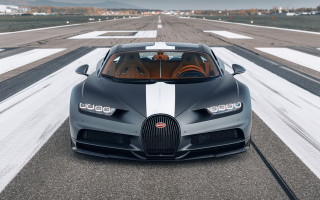 Bugatti runway sky white stripe 2 - a runway free wallpaper