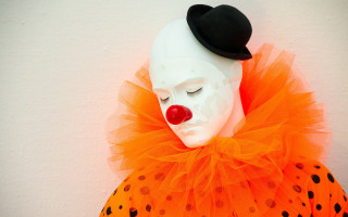 Clown mask black hat orange - lifelike free wallpaper