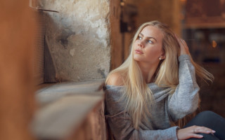 Woman sitting ledge hair air - a ledge free wallpaper
