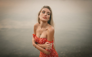 Red dress water portrait elina - free vintage wallpaper