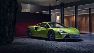 Green sports car red light - a black door free wallpaper