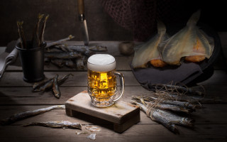 Beer mug wooden table fish - artur tarnowski free wallpaper