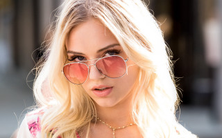 Woman sunglasses necklace fur portrait - her face and a necklace free wallpaper for desktop