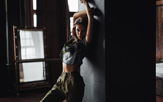 Woman leaning wall fashion arabesque - bettina heinenayech free wallpaper for desktop