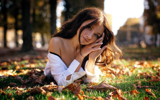 Woman autumn park relaxing bokeh - the ground in a park free wallpaper