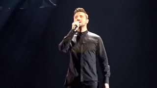 Man stage microphone singing performance - his other hand free wallpaper