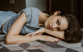 Woman lying bed argyle checkered - fashion photoshoot free wallpaper for desktop