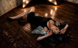 Woman laying crossed legs starry - behind her free wallpaper