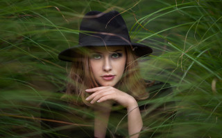 Woman black hat grass portrait - a black hat free wallpaper