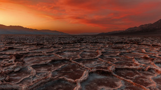 Desert mountains sunset redsky ocean - a desert landscape free wallpaper for desktop
