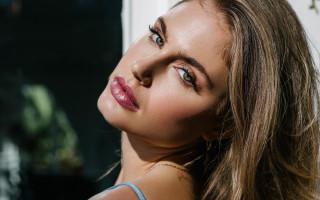 Woman long hair blue top - a blue top free wallpaper