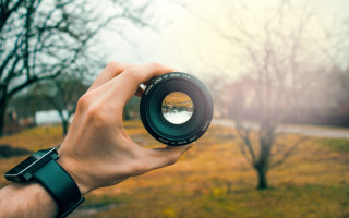 Person holding camera lens blurry 5 - a camera len free wallpaper