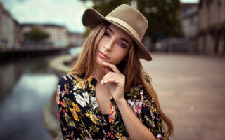 Woman hat floral shirt canal - a picture in front free wallpaper for desktop