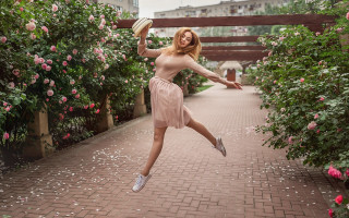 Woman dress jumping hat fashion - her head and a hat free wallpaper
