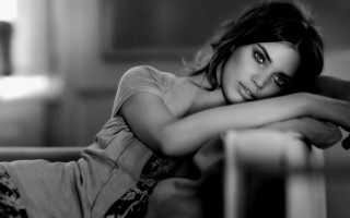 Woman leaning chair crossed arms 2 - bettina heinenayech free wallpaper